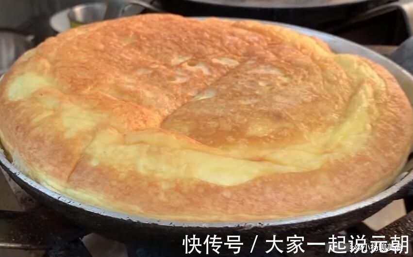煮鸡蛋|“鸡蛋”这样做太香了,5个鸡蛋放锅里煎,出锅比蛋糕还松软好吃!