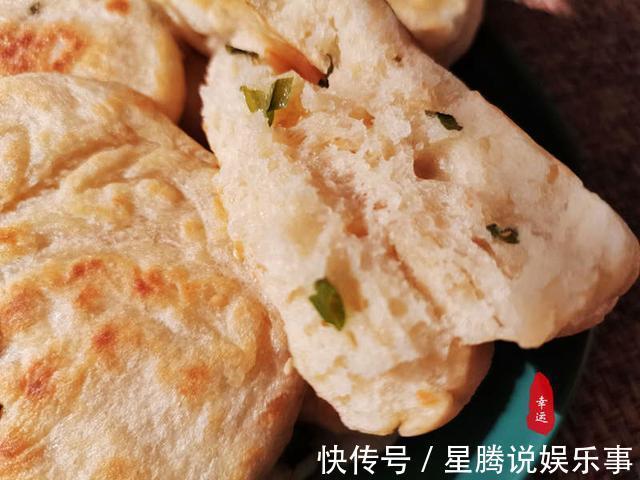 酵母粉|不沾手发面饼外面酥脆,里面柔软,有葱香芝麻香和花椒的清香