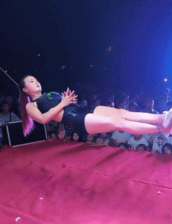 |搞笑GIF:奶奶遛狗一个月,狗狗瘦10斤,奶奶长10斤,原来如此