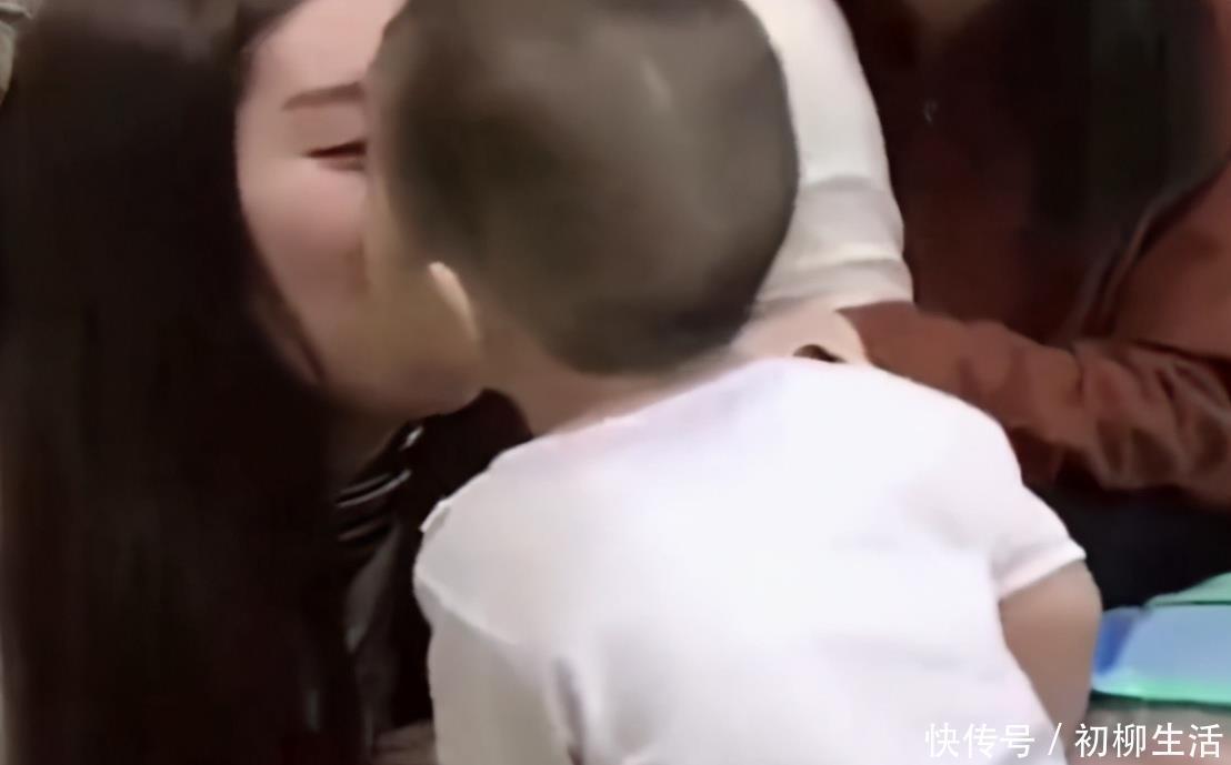 小姨带娃“不按套路出牌”,看完这组图笑出声,网友:一物降一物