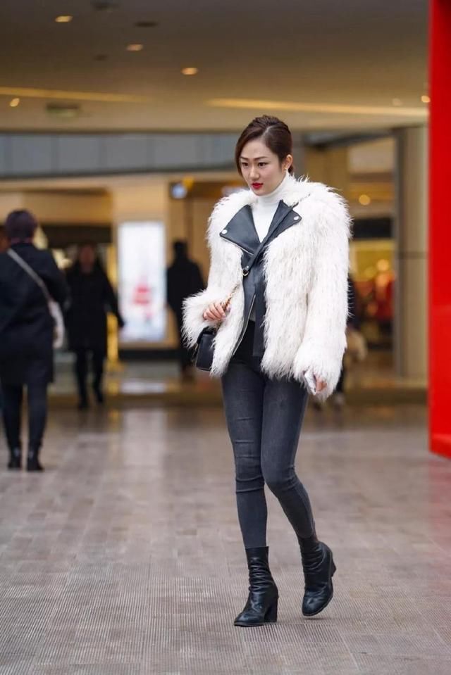 牛仔裤清爽帅气，干净利落塑造好身材，轻松打造美女的个性时髦