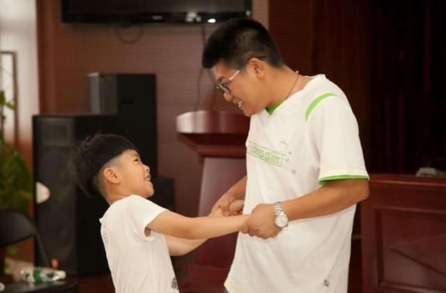 童趣|“慌张奶爸”火了:一时摸脚丫一时探鼻息,网友:跟我一样一样的