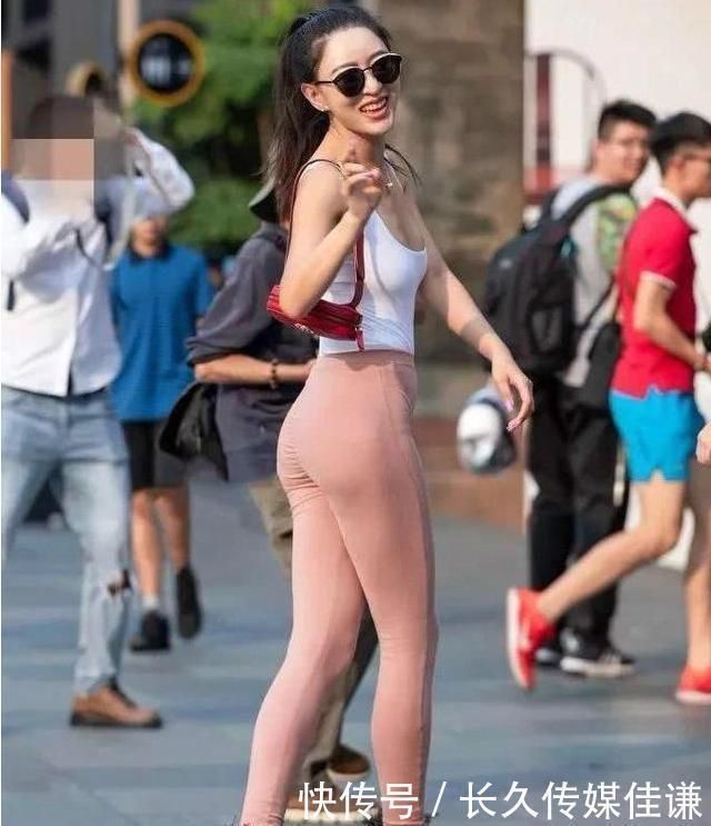 时髦新潮的打底裤美女,穿出潮范,活泼有朝气