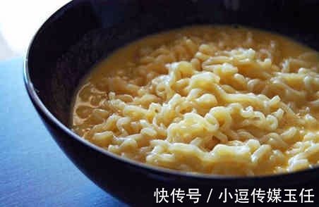 开水泡方便面已经落伍了!现在的00后都这么吃方便面,大开眼界