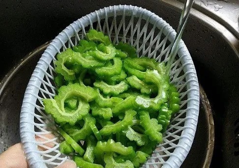 苦瓜|炒苦瓜时，只会焯水还不行，多加这一步，苦瓜清脆还不苦