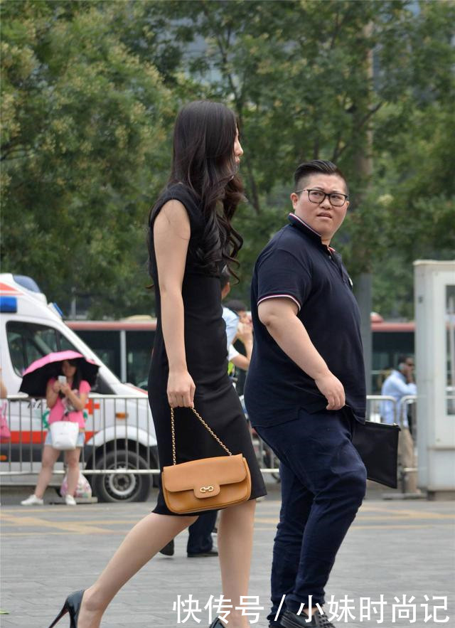 连衣裙|街拍:漆皮鱼嘴细高跟,10厘米的高度,搭配一款无袖连衣裙就很美