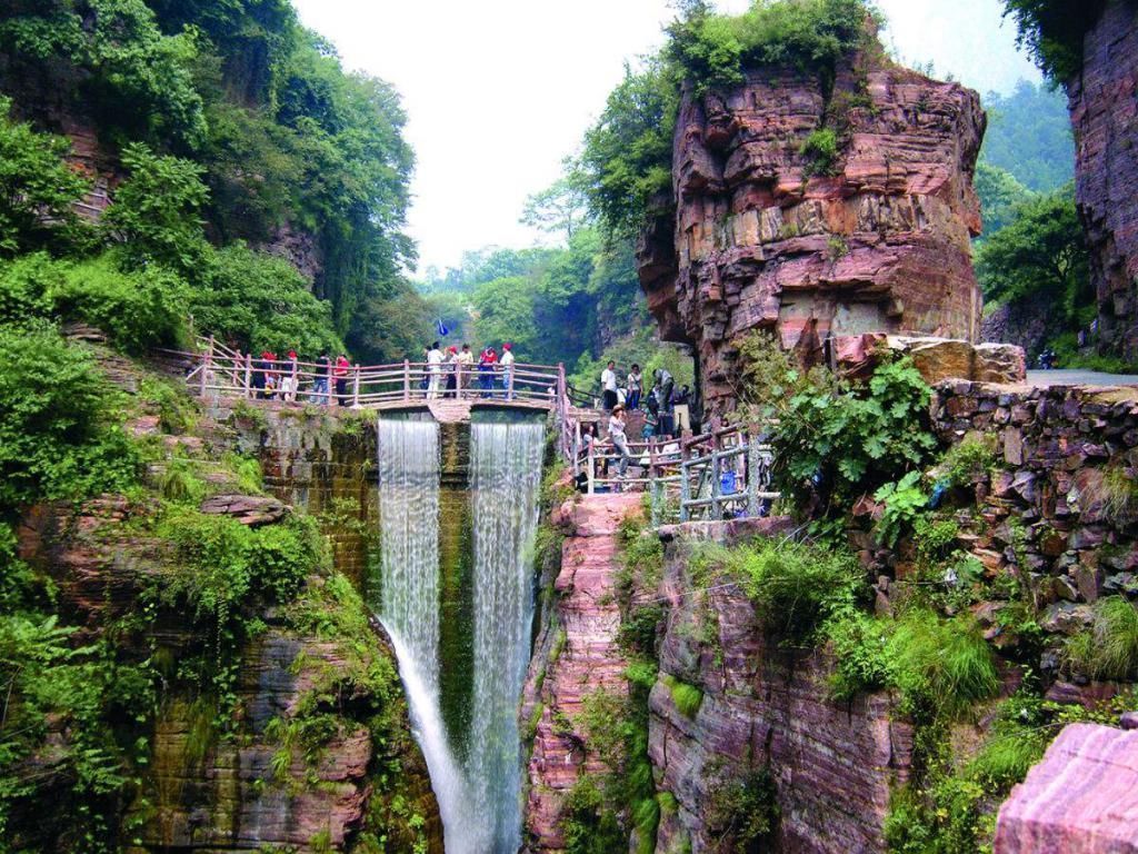 风水先生|中国最怪的二个村庄，一个在悬崖上，一个在地下，都成了著名景点