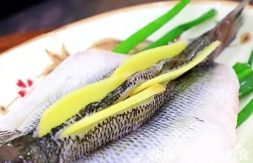 鲜嫩|做清蒸鱼，放盐放料酒就错了，大厨教你正确方法，鱼肉鲜嫩还不腥