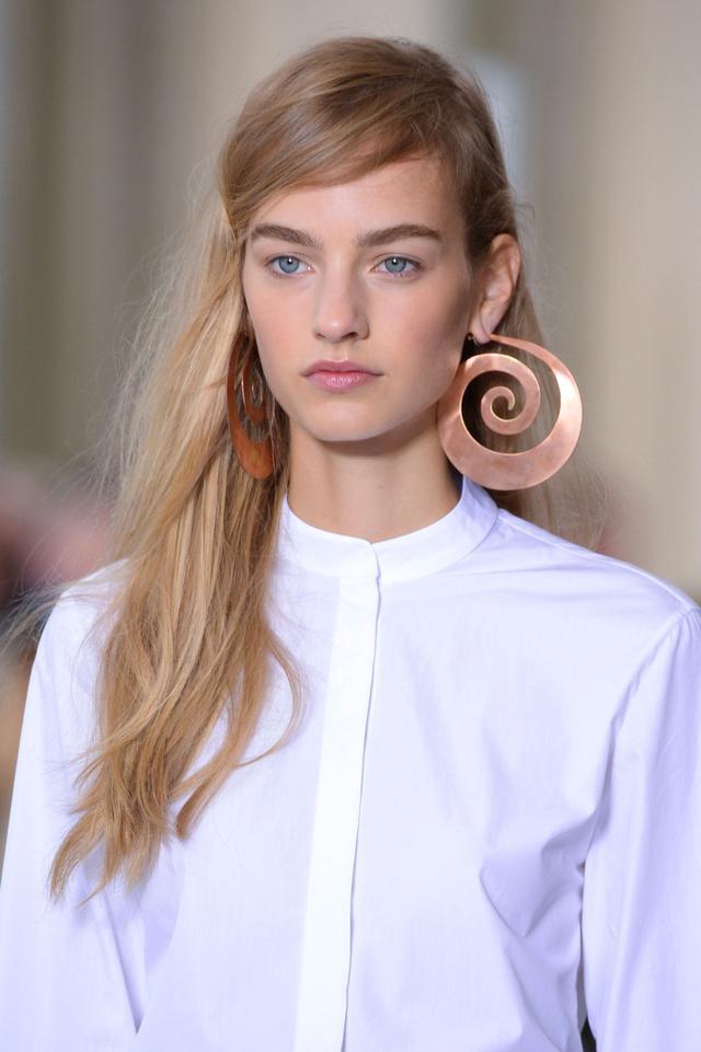 项链 戴安娜戴过的珠宝,除了留给卡米拉秀尊贵外,还被39岁梅根盯上