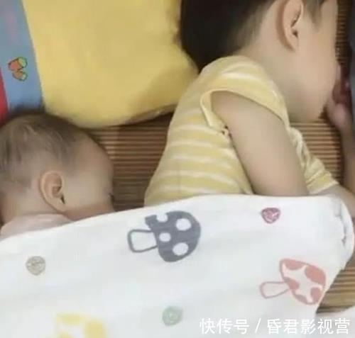 暖心|哥哥和妹妹在睡觉,妈妈掀开被子,看到的画面好暖心,二胎生对了
