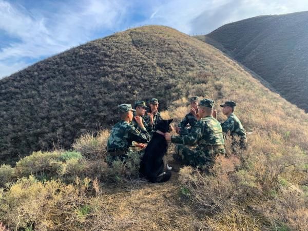 武警官兵|中秋佳节，武警官兵扎根戈壁坚守岗位