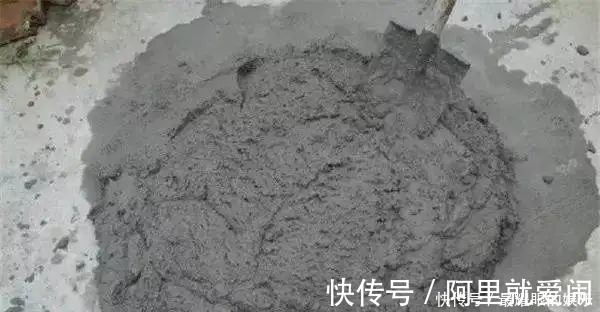 用水泥|贴瓷砖用瓷砖胶还是水泥我家泥瓦工铺砖时,一不小心说出了真相