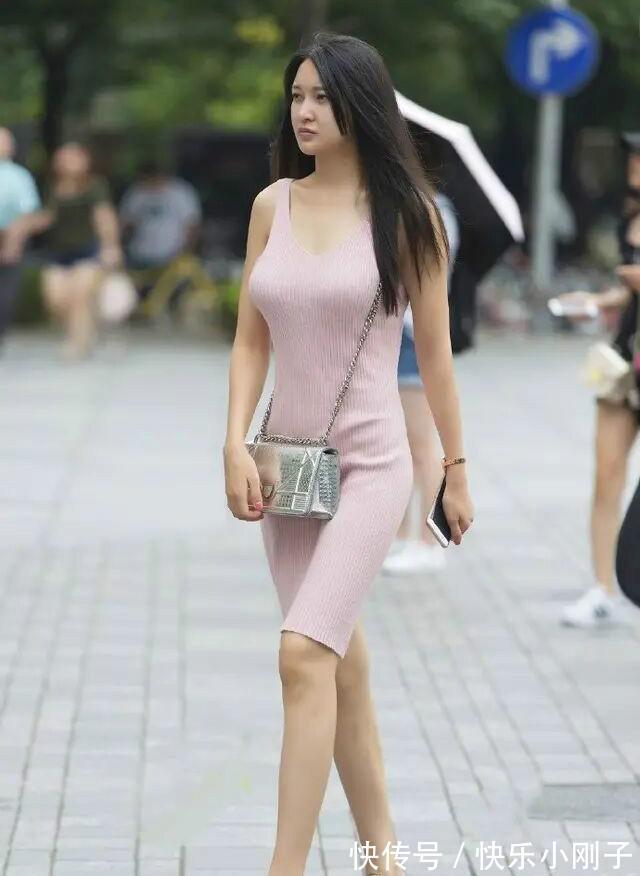 深色系 连衣裙的穿搭合身又不紧身,更加凸显身高,溢出高级感