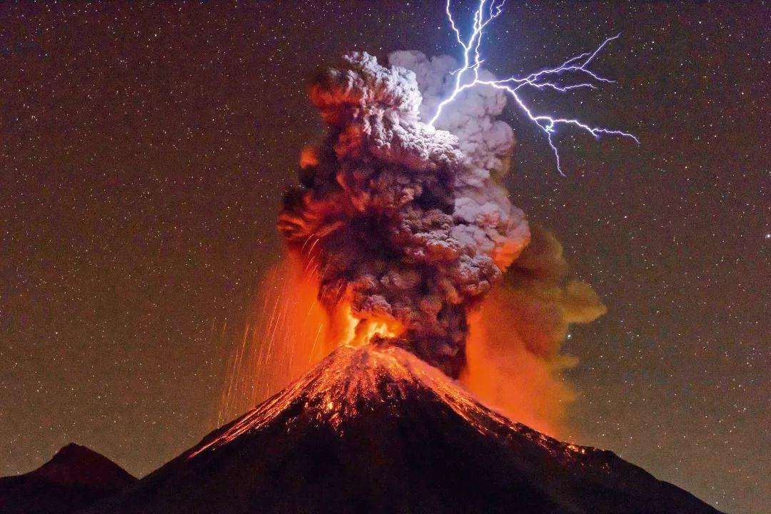 喷发|火山持续爆发三个月，意外引发“旅游热”，游客数量暴涨10倍