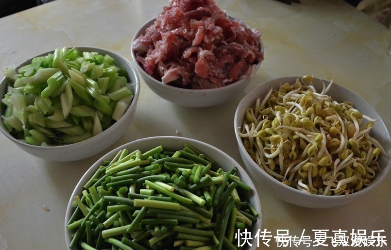 集体|亲戚请吃饭,只招待1碗面,大家都嫌他小气,半小时后集体停不了