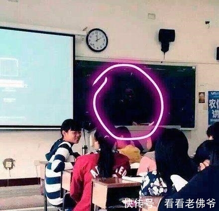 自习|上大学的时候自习，前面的帅哥时不时回头看她