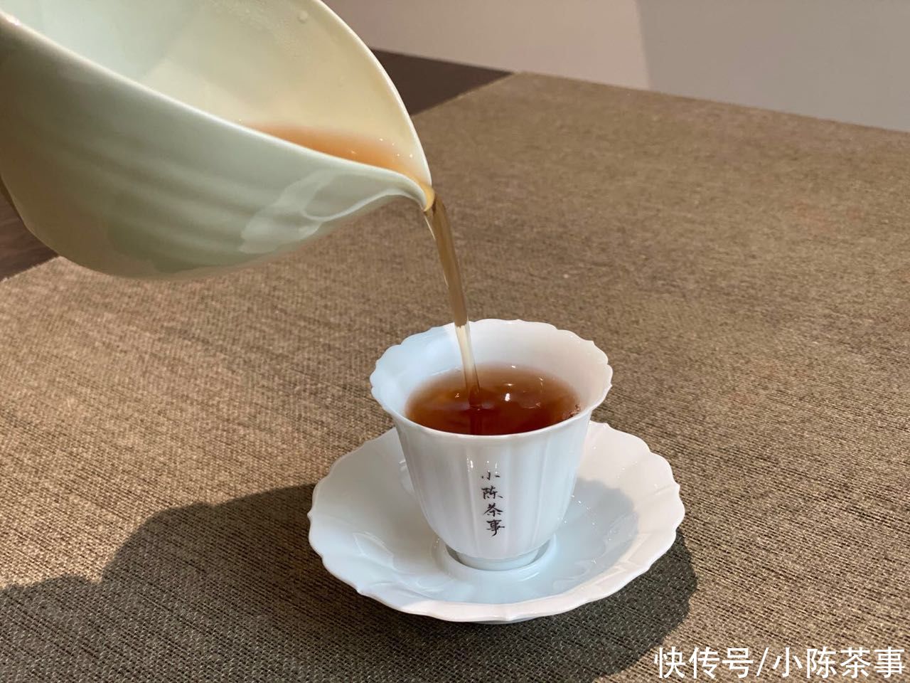  汤色都|白茶、岩茶、红茶、绿茶、普洱茶，可以根据茶汤汤色判断品质吗？