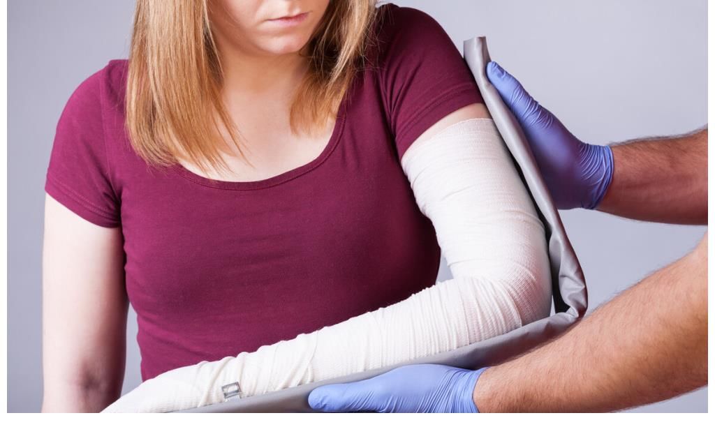 女子|45岁女子深夜骨折，悄然离世，医生：这1味调料天天吃，骨脆如沙