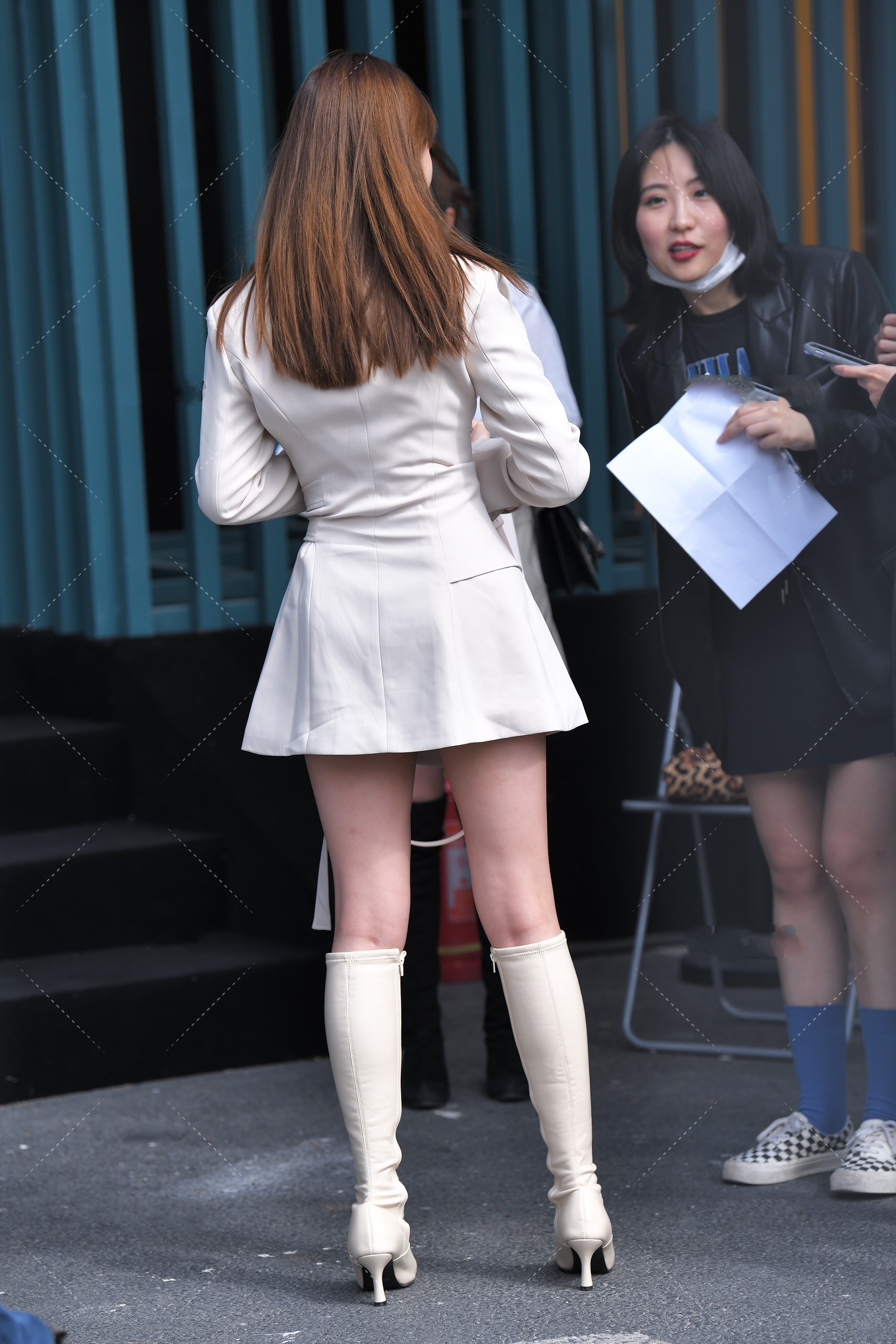 设计|美女街拍:不规则西装连衣裙,时尚有气质,举止优雅