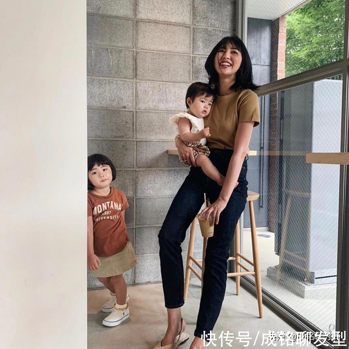 时尚|宝妈穿搭更要讲究，日本模特带娃扮靓两不误，时尚大气又高级