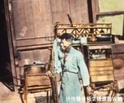 青楼女子|100年前的老照片地主家妻妾成群,青楼女子坐姿不雅