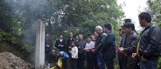 母谢氏$王安石父亲墓被发现,专家挖到一半,王安石36代孙来了!