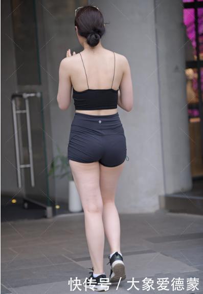 黑色吊带背心搭配修身的短裤,清凉舒适,大方得体