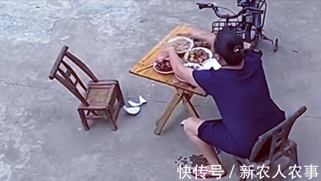 饭桌|嫌童年不完整?熊孩子骑车撞饭桌激怒爷爷,撒腿就跑结局让人大笑