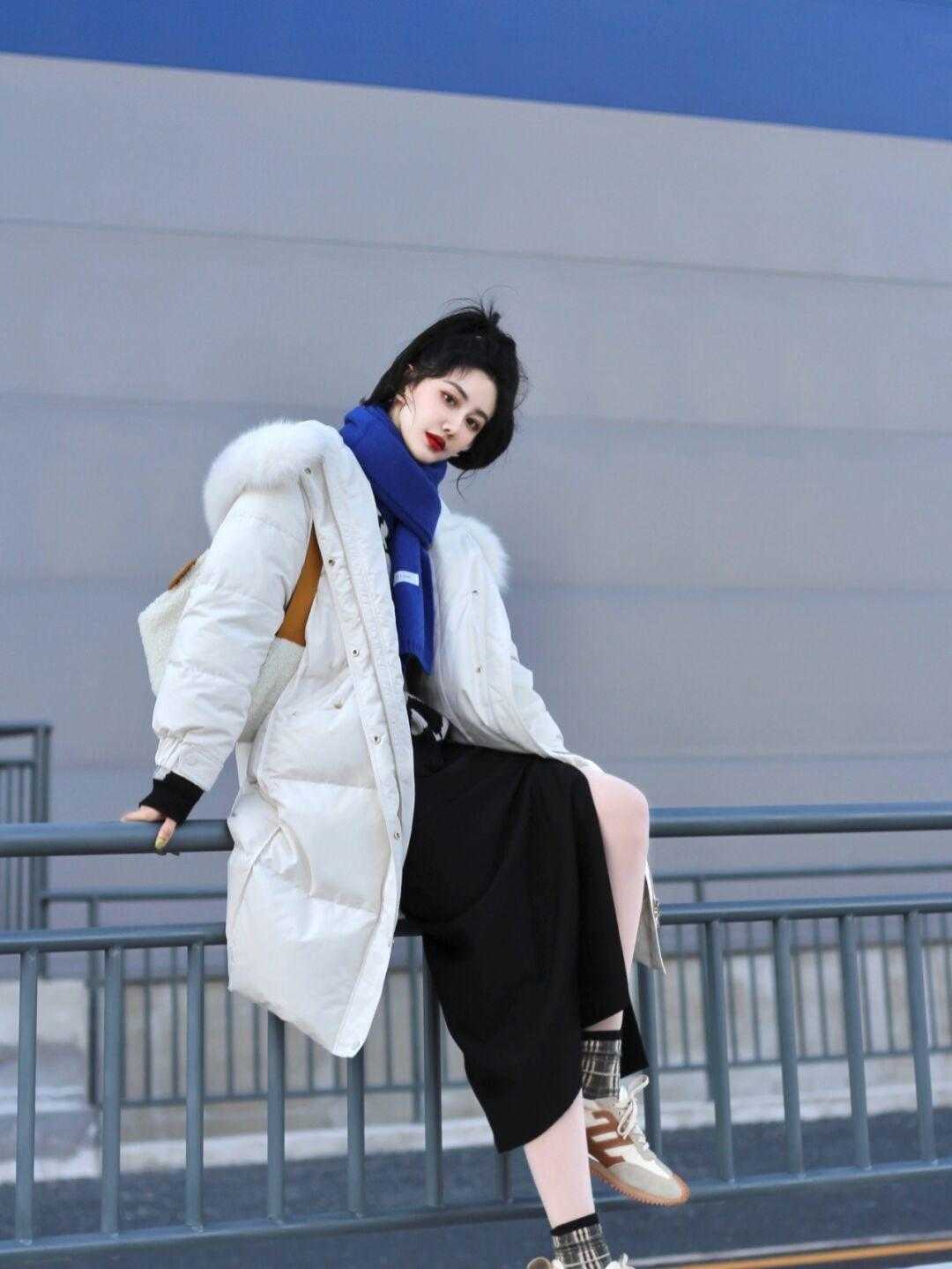 羽绒服|浅色系长款羽绒服,学会这招搭配起来又快又准