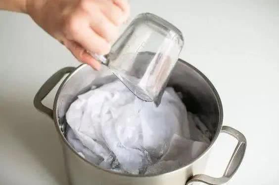 衣服发黄，别用漂白剂了，试试水里加点它，比新买的还干净