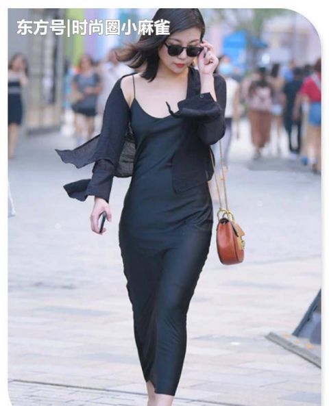 魅力|街拍完美身材的小姐姐,打底裤搭配,绽放时尚魅力