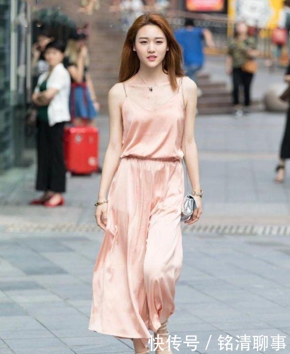 真丝连衣裙的高级感,提升了美女的气质,真是太美了