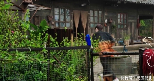 张艺兴被《向往》区别对待,雨中干活却被剪成了背景板,令人心疼