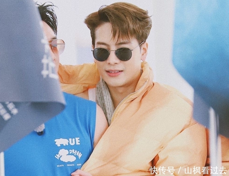 三亚 《奔跑吧》三亚路透:蔡徐坤穿羽绒服让人笑喷,但飞行嘉宾成焦点