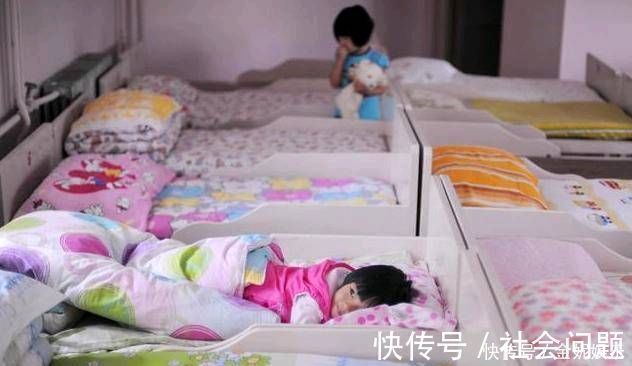 孩子|当妈妈检查幼儿园的监控时,她看到孩子在偷偷地做这件事,突然觉得很难过