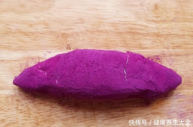 它长得像紫薯,但却不是紫薯,软乎香甜好解馋,用来当早餐很合适