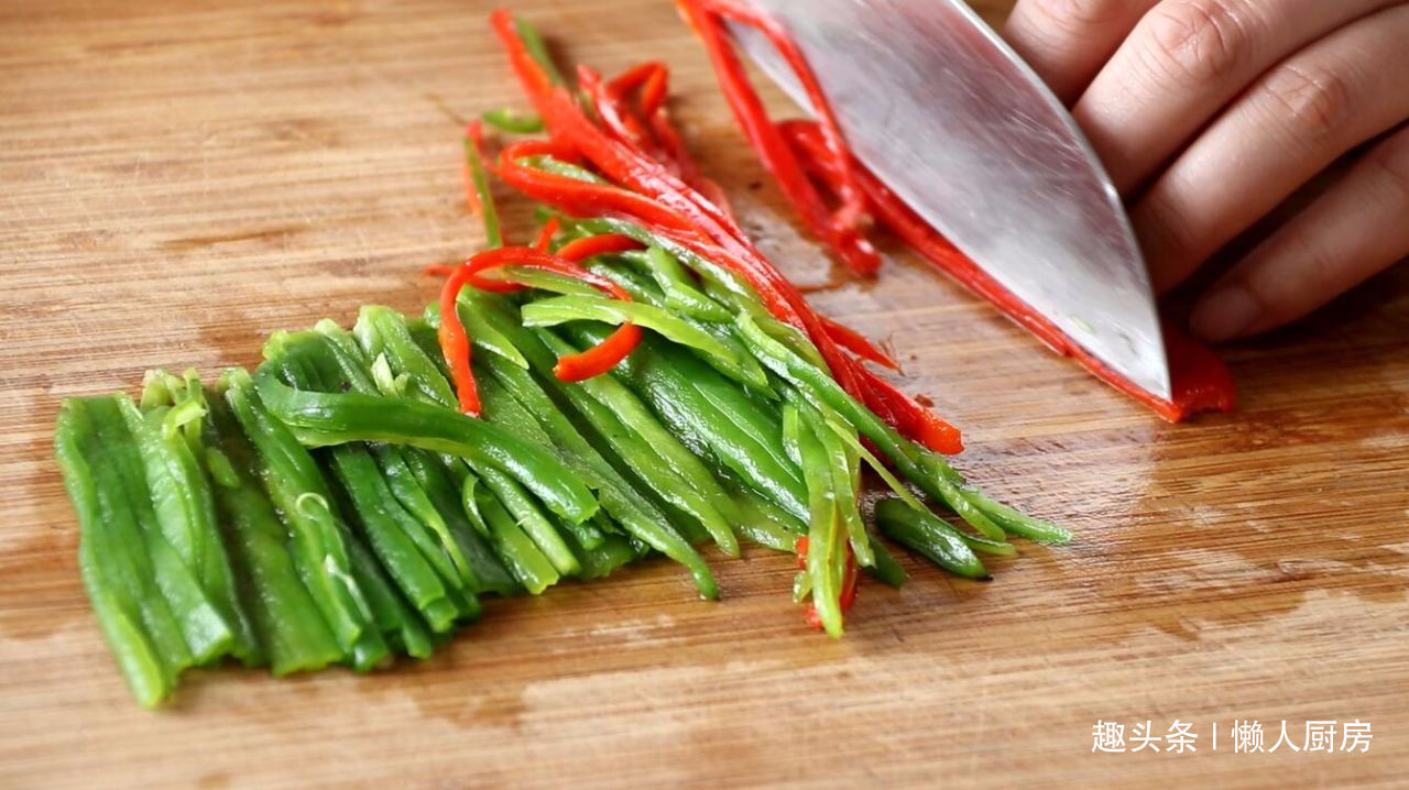 方便面别只会泡着吃,配上烧椒凉拌着吃,劲道爽滑,酸辣开胃