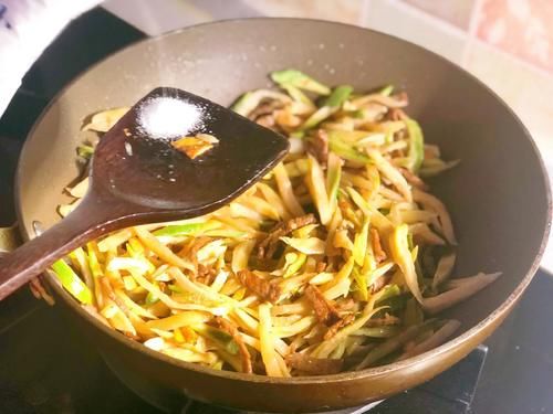 一到过年就爱囤这菜，和肉炒越嚼越香，消食开胃，独特风味谁都爱