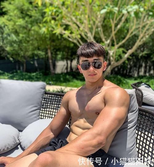 大男孩|阳光男孩的肌肉身躯：麒麟臂爆筋，胸肌饱满，腹肌和人鱼线很质感