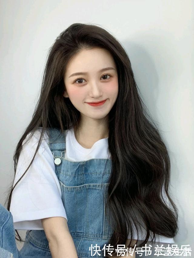 头发|整体看起来很洋气的女人,选发型都会注意这3点,一下年轻好几岁