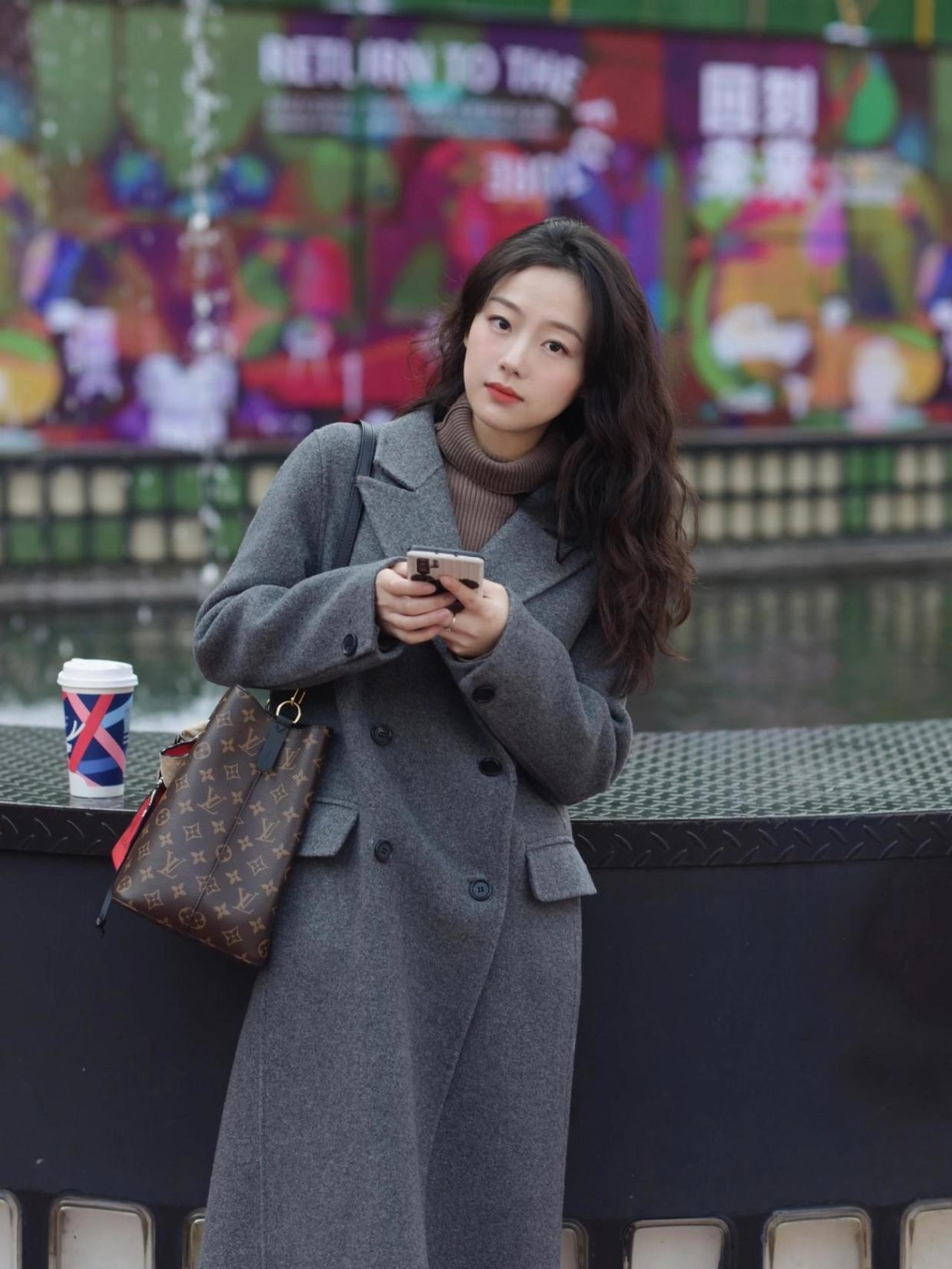 垫肩 基础款大衣也能穿出酷炫感,试试这些搭配方式,干练利落又有格调