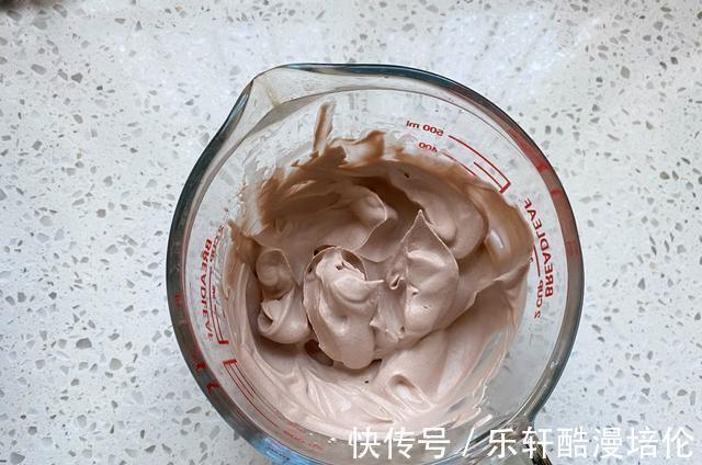 想吃杯子蛋糕不用买，在家轻松做出水光肌小蛋糕，不皱不裂又饱满