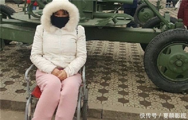 “粉红宝宝”:为了美13年整形200多次,现在只能坐在轮椅上