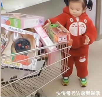 大宝|相差20岁的兄妹逛超市,妹妹不停买,哥哥蹲地诉苦:留点老婆本