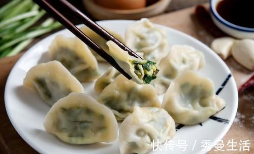 包韭菜馅饺子，最忌直接拌馅，教你此种做法，韭菜不出水更翠绿
