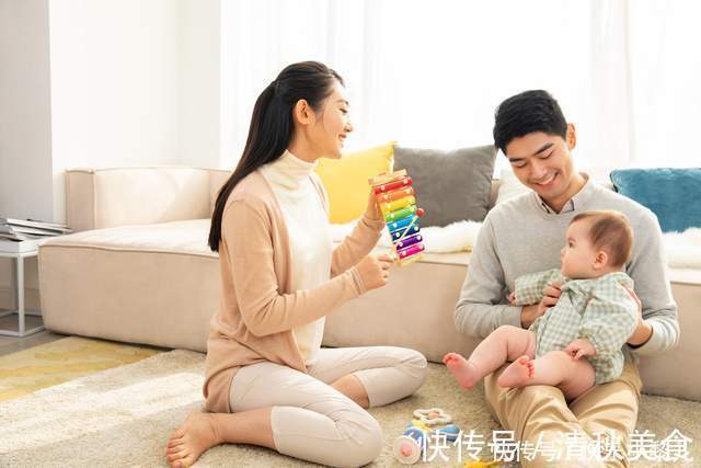 萌娃|广场上爸爸翻跟斗,两岁萌娃模仿成滚地,网友笑翻:孩子真聪明