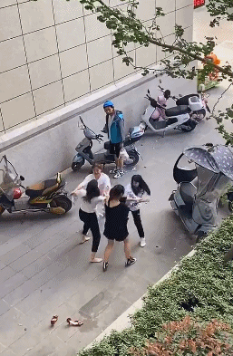 |搞笑GIF:姑娘 不行就别硬撑了 我看着都觉得尴尬