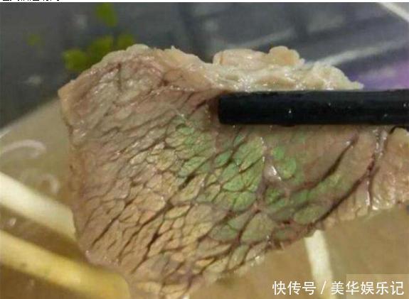  男子去面馆吃牛肉面，牛肉上泛“绿光”，服务员看了眼说“正常”