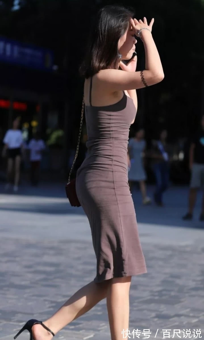 紧身 吊带紧身连衣包臀裙搭配高跟凉鞋,美丽优雅又显贵气时尚感