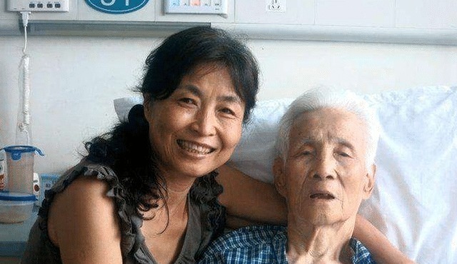 妈妈|有妈的孩子像块宝,92岁妈妈摘菜包饺子,72岁女儿看电视等吃